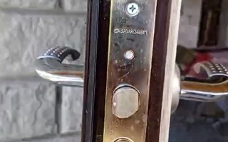 трехришельный замок с ручкой