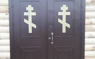 металлическая двустворчатая дверь в храм