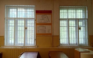 сварная решета с распашной створкой для учебной аудитории